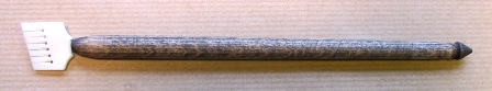 Calame  bec en os, 19 mm / Calamus with a bone nib, 19 mm